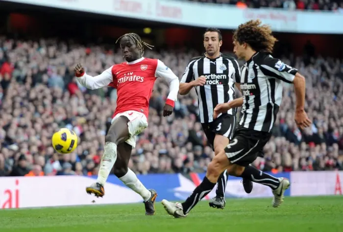 Framed Print : Bacary Sagna (Arsenal) Fabricio Coloccini (Newcastle). Arsenal 0: 1 Newcastle United Framed Print : Bacary Sagna (Arsenal) Fabricio Coloccini (Newcastle). Arsenal 0: 1 Newcastle United