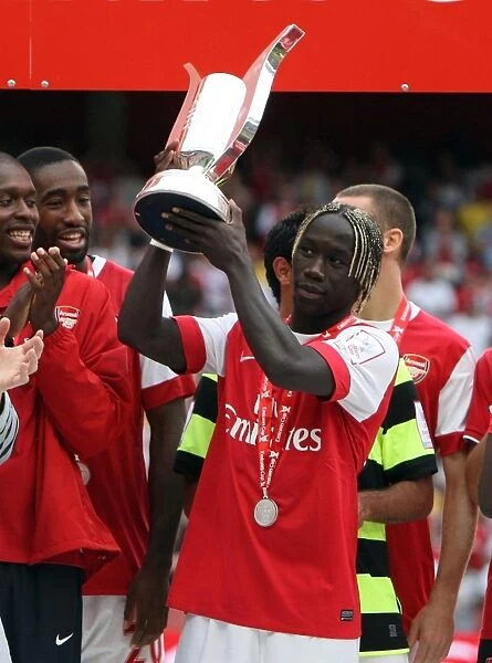 Bacary Sagna (Arsenal) lifts the Emirates Trophy. Arsenal 3: 2 Celtic. Emirates Cup Pre Season