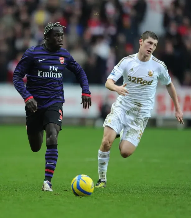 Framed Print : Bacary Sagna Outmaneuvers Ben Davies: Swansea vs Arsenal FA Cup Clash