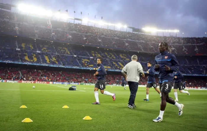 Framed Print : Bacary Sagna and Theo Walcott (Arsenal) warm up before the match. Barcelona 4: 1 Arsenal