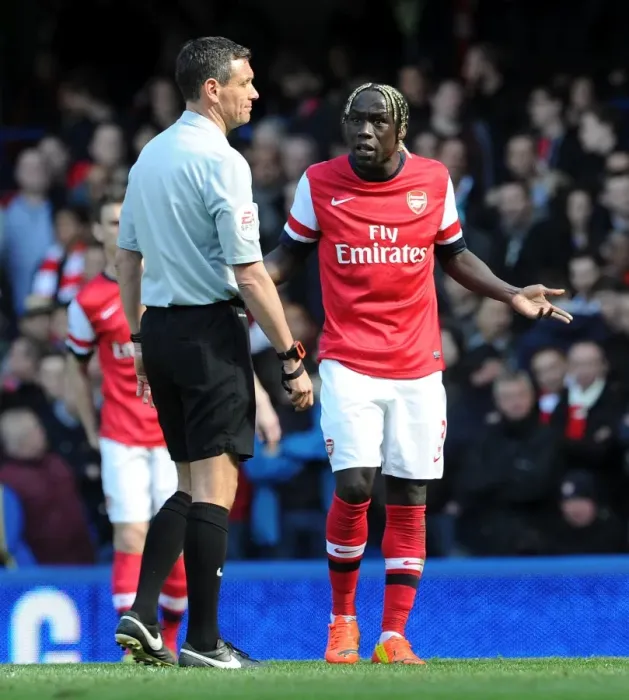 Framed Print : Bacary Sagna vs. Andre Marriner: A Clash of Willms at Stamford Bridge - Chelsea vs. Arsenal, Premier League, 2014 Framed Print : Bacary Sagna vs. Andre Marriner: A Clash of Willms at Stamford Bridge - Chelsea vs. Arsenal, Premier League, 2014