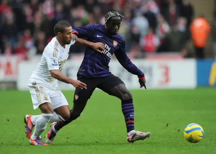 Framed Print : Bacary Sagna vs Wayne Routledge: Clash at the Liberty Stadium - Swansea v Arsenal, FA Cup 3rd Round