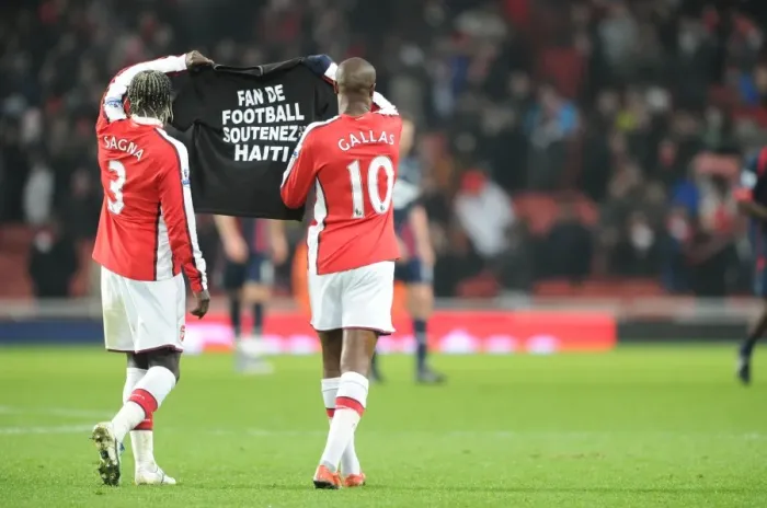 Framed Print : Bacary Sagna and William Gallas (Arsenal) show a tribute to the Haiti victims