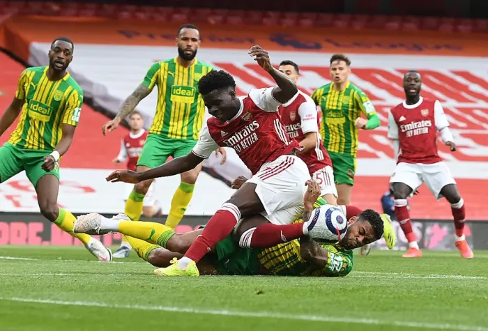 Framed Print : Empty Battle: Bukayo Saka vs. Darnell Furlong - Arsenal vs. West Bromwich Albion (2020-21) Framed Print : Empty Battle: Bukayo Saka vs. Darnell Furlong - Arsenal vs. West Bromwich Albion (2020-21)