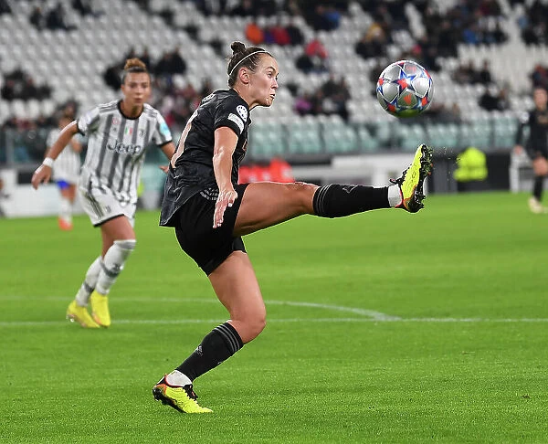 Battle in Group C: Caitlin Foord Fights for Arsenal in Juventus Showdown - UEFA Women's Champions League (November 2022), Turin, Italy