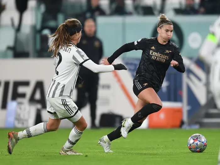 Framed Print : Battle in Group C: Juventus vs. Arsenal - UEFA Women's Champions League