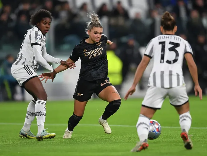 Framed Print : Battle in Group C: Juventus vs. Arsenal - UEFA Women's Champions League