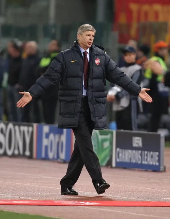 Framed Print : Battle in Rome: Arsenal's Heartbreaking 1-0 Defeat to AS Roma in the UEFA Champions League (2009)