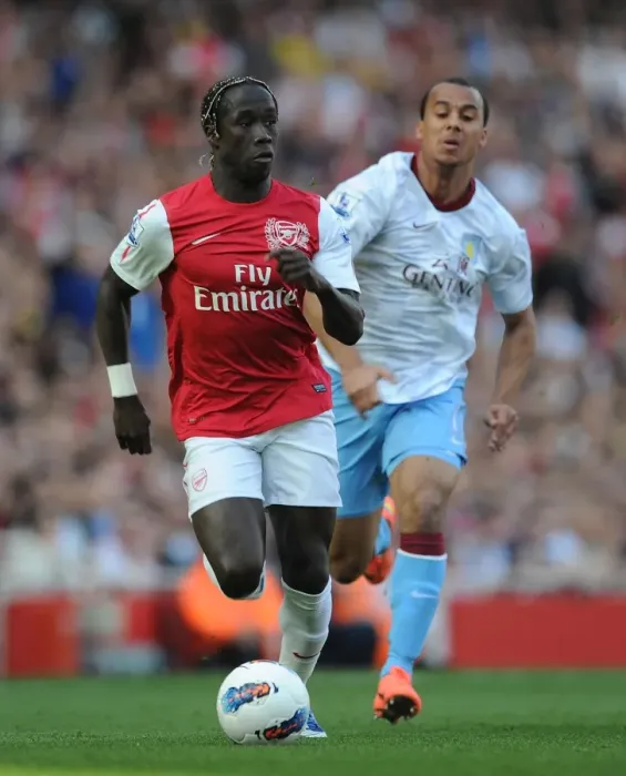 Framed Print : Battling Past Agbonlahor: Sagna's Determined Run at Arsenal vs Aston Villa (2011-12)