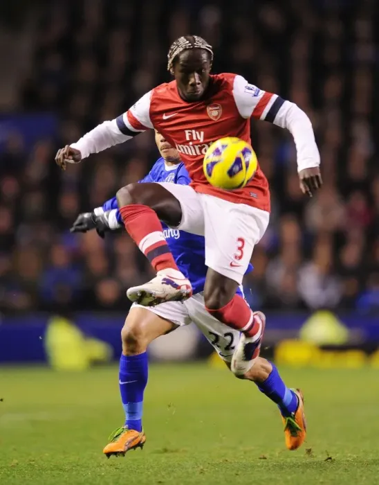 Framed Print : Battling Past: Sagna Outmaneuvers Pienaar in Everton vs Arsenal Clash (2012-13) Framed Print : Battling Past: Sagna Outmaneuvers Pienaar in Everton vs Arsenal Clash (2012-13)
