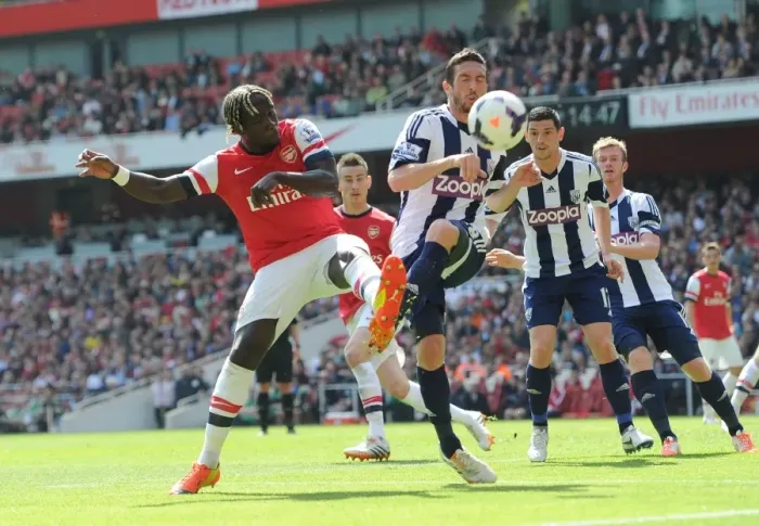 Framed Print : Battling for Possession: Sagna vs Amalfitano in Arsenal vs West Bromwich Albion (2013-14)