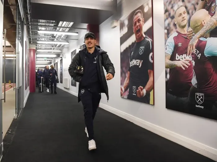 Framed Print : Bellerin Heads to Arsenal Changing Room Before West Ham Showdown
