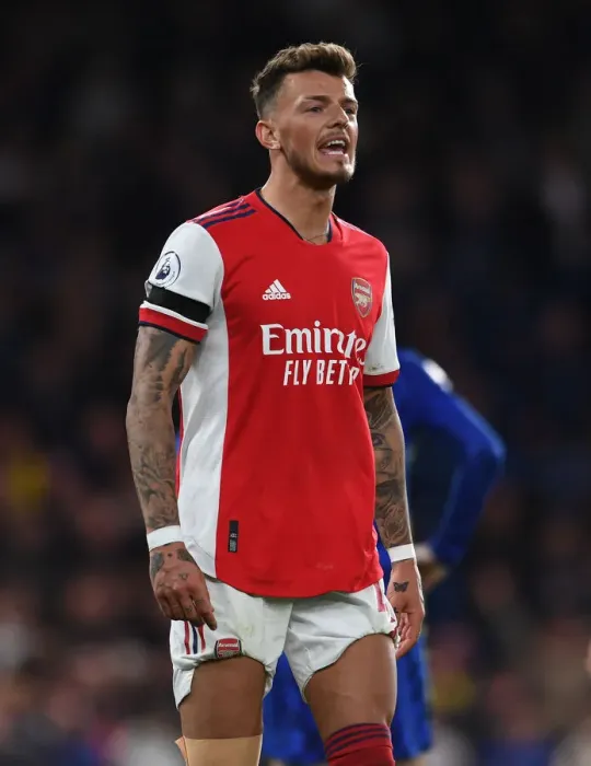 Framed Print : Ben White's Defiant Display: Arsenal Stands Firm Against Chelsea at Stamford Bridge, Premier League 2021-22