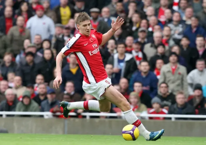 Framed Print : Bendtner's Strike: Arsenal's Thrilling 2-1 Victory Over Manchester United in the Barclays Premier League at Emirates Stadium (08 / 11 / 08)