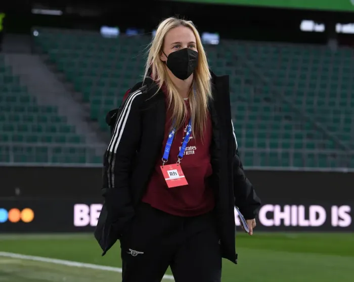 Framed Print : Beth Mead Arrives at Wolfsburg: Arsenal Star Prepares for Champions League Showdown