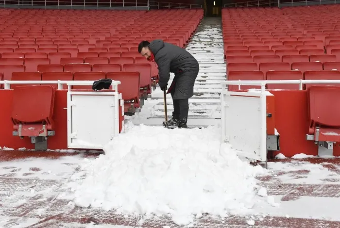 Framed Print : Braving the Snow: Arsenal's Battle Preparation vs Manchester City