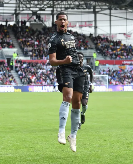 Framed Print : BRENTFORD, ENGLAND - SEPTEMBER 18: William Saliba celebrates scoring Arsenals 1st goal during the Premier League match Framed Print : BRENTFORD, ENGLAND - SEPTEMBER 18: William Saliba celebrates scoring Arsenals 1st goal during the Premier League match