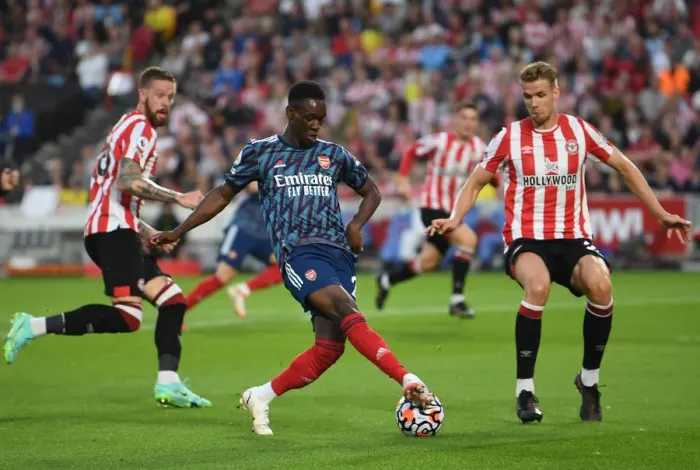 Framed Print : Brentford vs. Arsenal: Flo Balogun's Backheel Battle with Kristoffer Ajer
