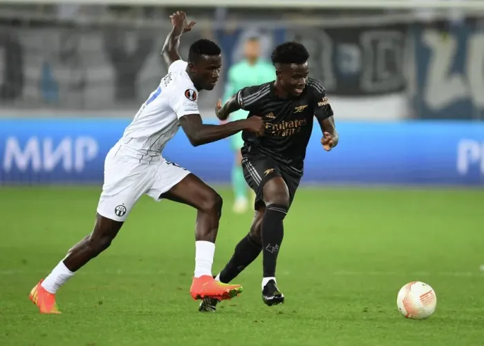 Framed Print : Bukayo Saka Breaks Past FC Zurich's Defense in Arsenal's UEFA Europa League Match