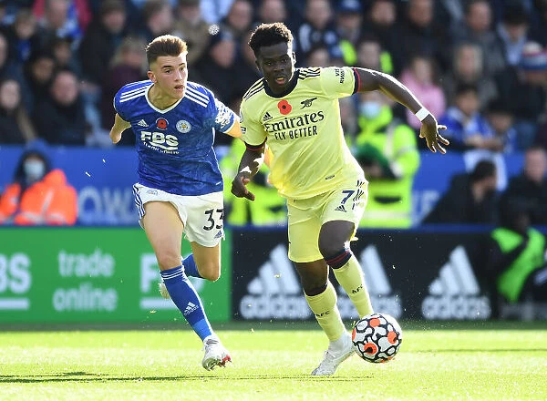 Bukayo Saka Drives Past Leicester's Luke Thomas in Arsenal's 2021-22 Premier League Clash