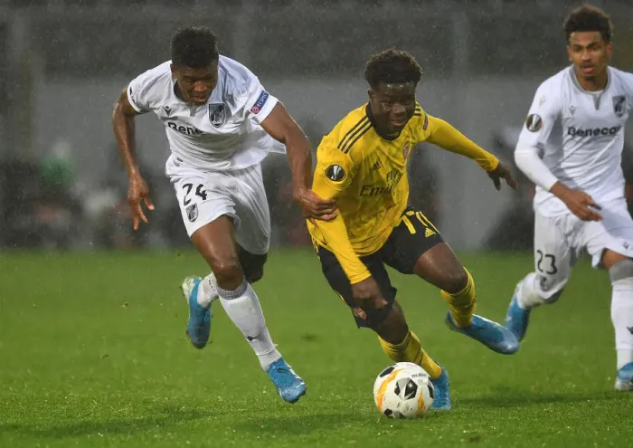 Framed Print : Bukayo Saka Drives Past Vitoria Guimaraes: Arsenal's Europa League Battle