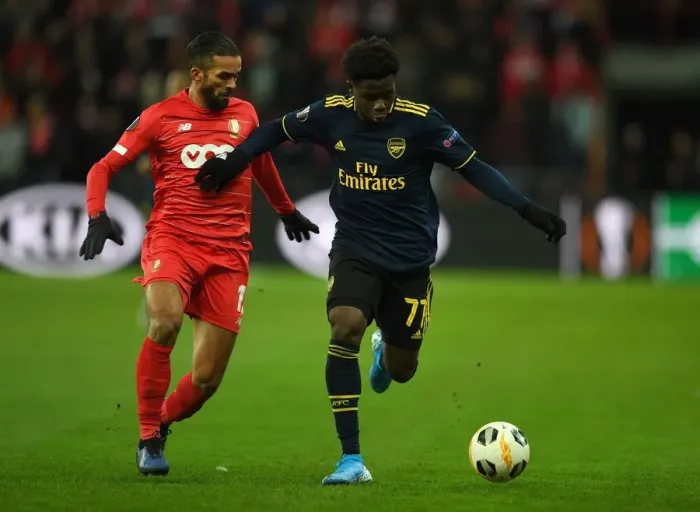 Framed Print : Bukayo Saka Faces Off Against Mehdi Carcela in Standard Liege vs. Arsenal UEFA Europa League Clash