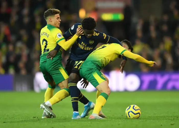 Framed Print : Bukayo Saka Faces Off Against Norwich Duo Amidst Premier League Action