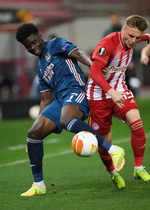 Framed Print : Bukayo Saka Faces Off Against Olympiacos in Empty Europa League Arena Framed Print : Bukayo Saka Faces Off Against Olympiacos in Empty Europa League Arena