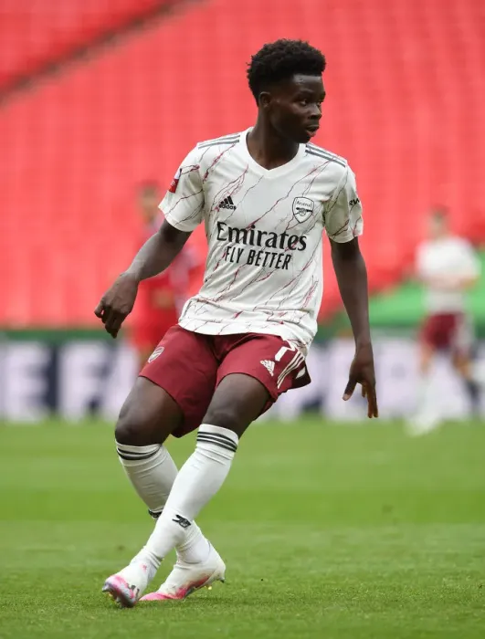 Framed Print : Bukayo Saka Goes Head-to-Head Against Liverpool in FA Community Shield Showdown