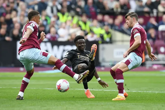 Framed Print : Bukayo Saka Takes Shot Amid Pressure from West Ham's Kehrer and Cresswell - Arsenal vs West Ham, Premier League 2022-23 Framed Print : Bukayo Saka Takes Shot Amid Pressure from West Ham's Kehrer and Cresswell - Arsenal vs West Ham, Premier League 2022-23