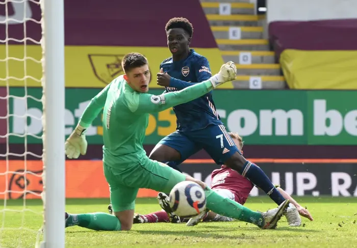 Framed Print : Bukayo Saka Takes a Shot Amidst Burnley's Defense in Empty Turf Moor - Arsenal vs Burnley, Premier League 2020-21 Framed Print : Bukayo Saka Takes a Shot Amidst Burnley's Defense in Empty Turf Moor - Arsenal vs Burnley, Premier League 2020-21