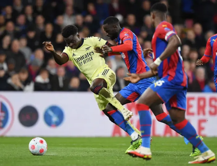 Framed Print : Bukayo Saka vs Cheikhou Kouyate: Intense Battle at Selhurst Park - Crystal Palace vs Arsenal, Premier League 2021-22