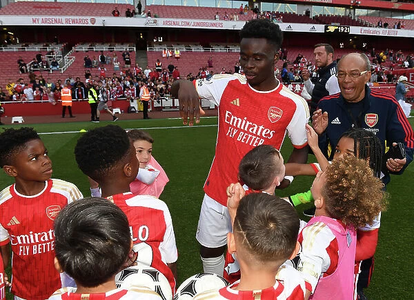 Bukayo Saka Welcomes Arsenal Academy Players: Arsenal vs. Wolverhampton Wanderers (2022-23)
