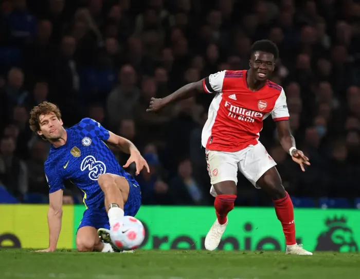 Framed Print : Bukayo Saka's Sensational Skills: Outmaneuvering Marcos Alonso in the Premier League Showdown at Stamford Bridge, 2021-22 Framed Print : Bukayo Saka's Sensational Skills: Outmaneuvering Marcos Alonso in the Premier League Showdown at Stamford Bridge, 2021-22