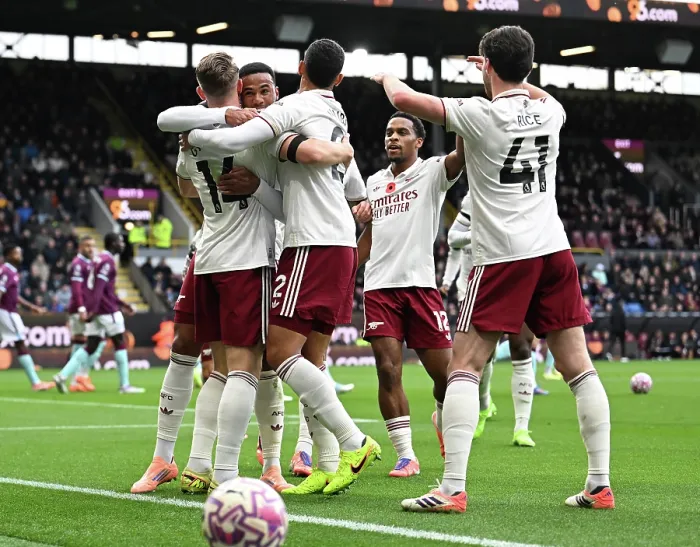 Framed Print : Burnley v Arsenal - Premier League Framed Print : Burnley v Arsenal - Premier League