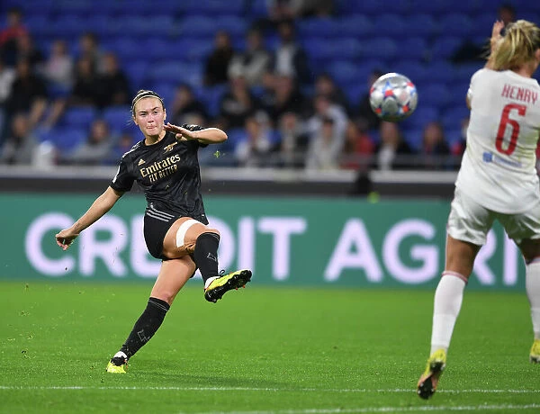 Caitlin Foord Scores as Arsenal Women Stun Olympique Lyonnais in UEFA Champions League