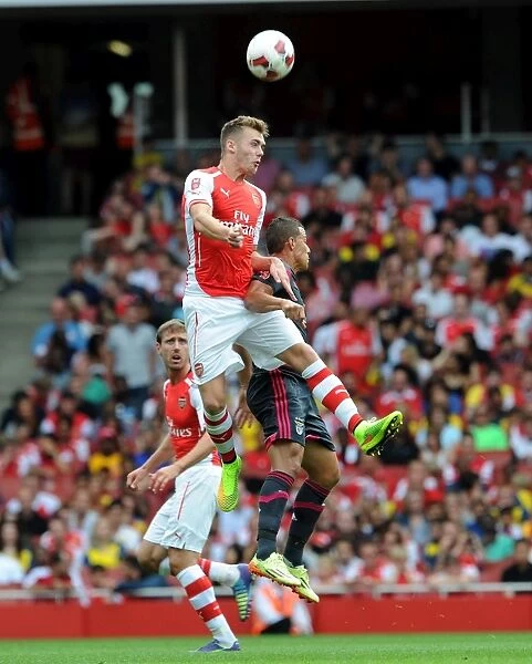 Calum Chambers (Arsenal) Lima (Benfica). Arsenal 5:1 Benfica. The Emirates Cup, Day 1