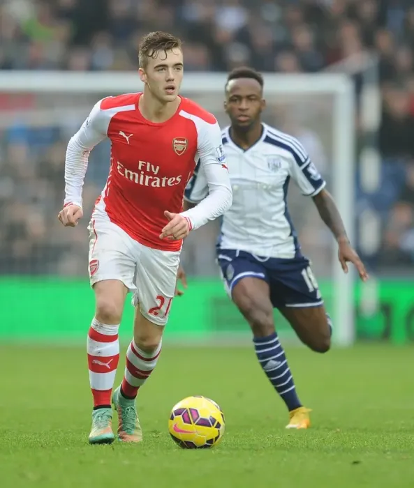 Framed Print : Calum Chambers Outmaneuvers Saido Berahino: A Premier League Clash between West Bromwich Albion and Arsenal Framed Print : Calum Chambers Outmaneuvers Saido Berahino: A Premier League Clash between West Bromwich Albion and Arsenal
