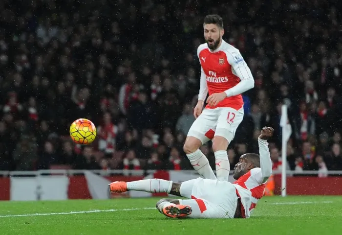 Framed Print : Campbell's Strike: Arsenal Triumphs Over Swansea City (2015-16) Framed Print : Campbell's Strike: Arsenal Triumphs Over Swansea City (2015-16)