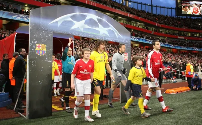 Framed Print : Captains Cesc Fabregas (Arsenal) and Carles Puyol (Barcelona) walk out with the mascots
