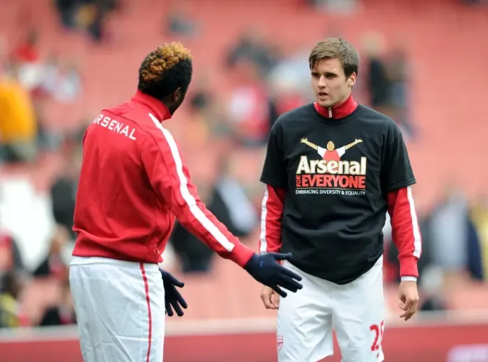 Framed Print : Carl Jenkinson and Alex Song (Arsenal) warm up in thier Arsenal for Everyone T Shirt