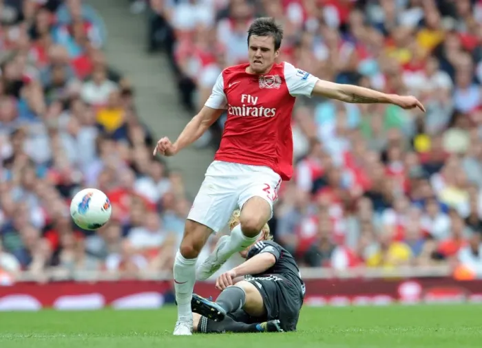 Framed Print : Carl Jenkinson (Arsenal) Dirk Kuyt (Liverpool). Arsenal 0: 2 Liverpool. Barclays Premier League Framed Print : Carl Jenkinson (Arsenal) Dirk Kuyt (Liverpool). Arsenal 0: 2 Liverpool. Barclays Premier League