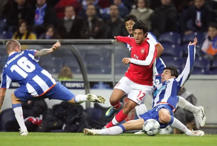 Framed Print : Carlos Vela (Arsenal) Fucile & Raul Meireles (FC Porto)