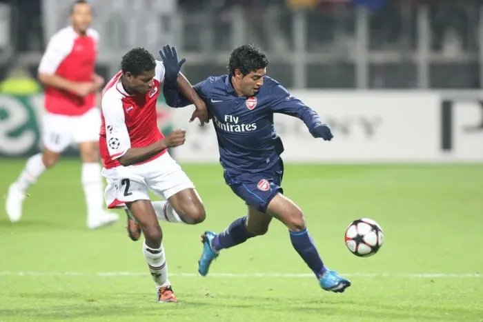 Framed Print : Carlos Vela (Arsenal) Kew Jaliens (AZ Alkmaar)