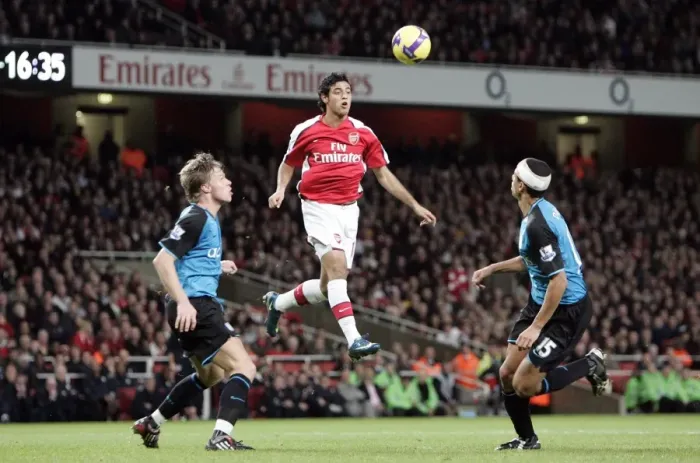 Framed Print : Carlos Vela (Arsenal) Martin Laursen and Curtis Davies (Villa)