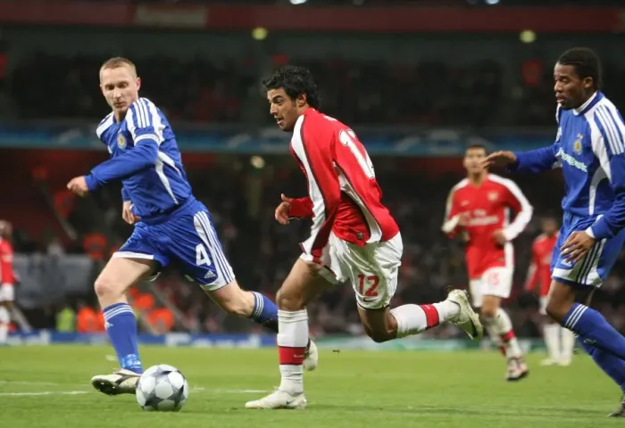 Framed Print : Carlos Vela (Arsenal) Tiberiu Ghioane (Dynamo Kyiv)
