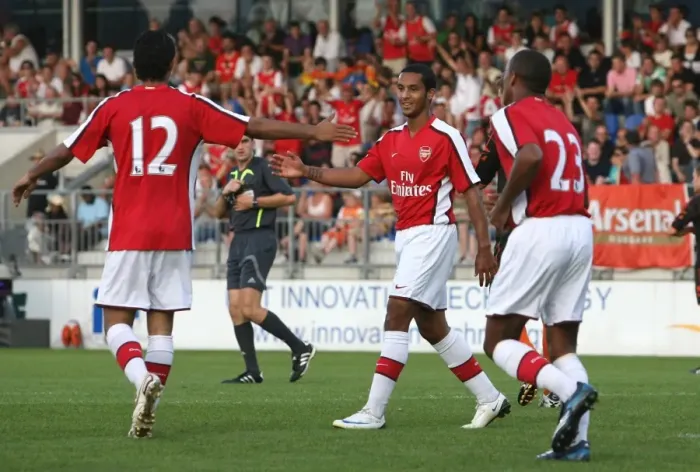 Framed Print : Carlos Vela celebrates his 2nd goal iwth Theo Walcott and Jay Simpson