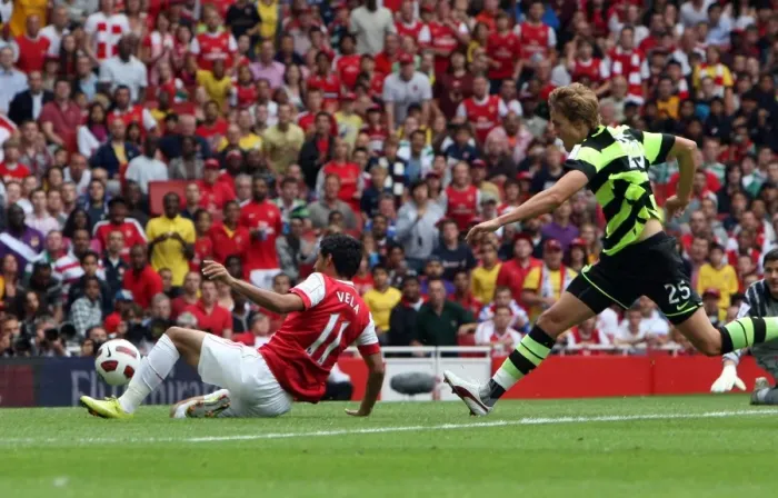 Framed Print : Carlos Vela scores Arsenals 1st goal under pressure from Thomas Rogne (Celtic)