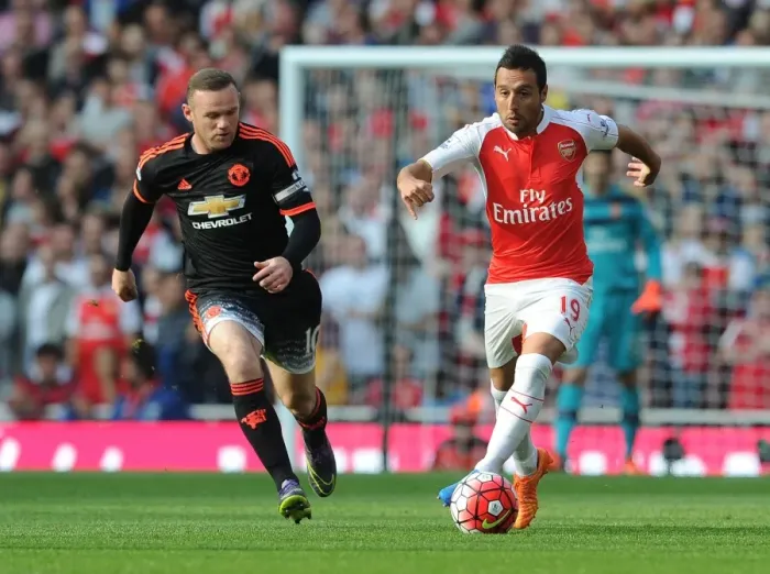 Framed Print : Cazorla Outruns Rooney: Arsenal's Thrilling Victory Over Manchester United, 2015 / 16 Premier League