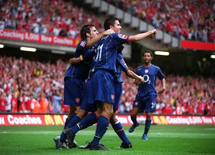 Framed Print : Cesc Fabrages and Robin van Persie celebrate Arsenal 3rd gaol with Goalscorer Ashley Cole